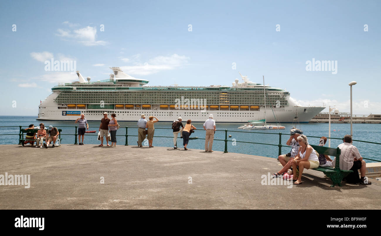 Das Royal Caribbean Kreuzfahrtschiff "Independence of the Seas" im Hafen von Funchal, Madeira Stockfoto