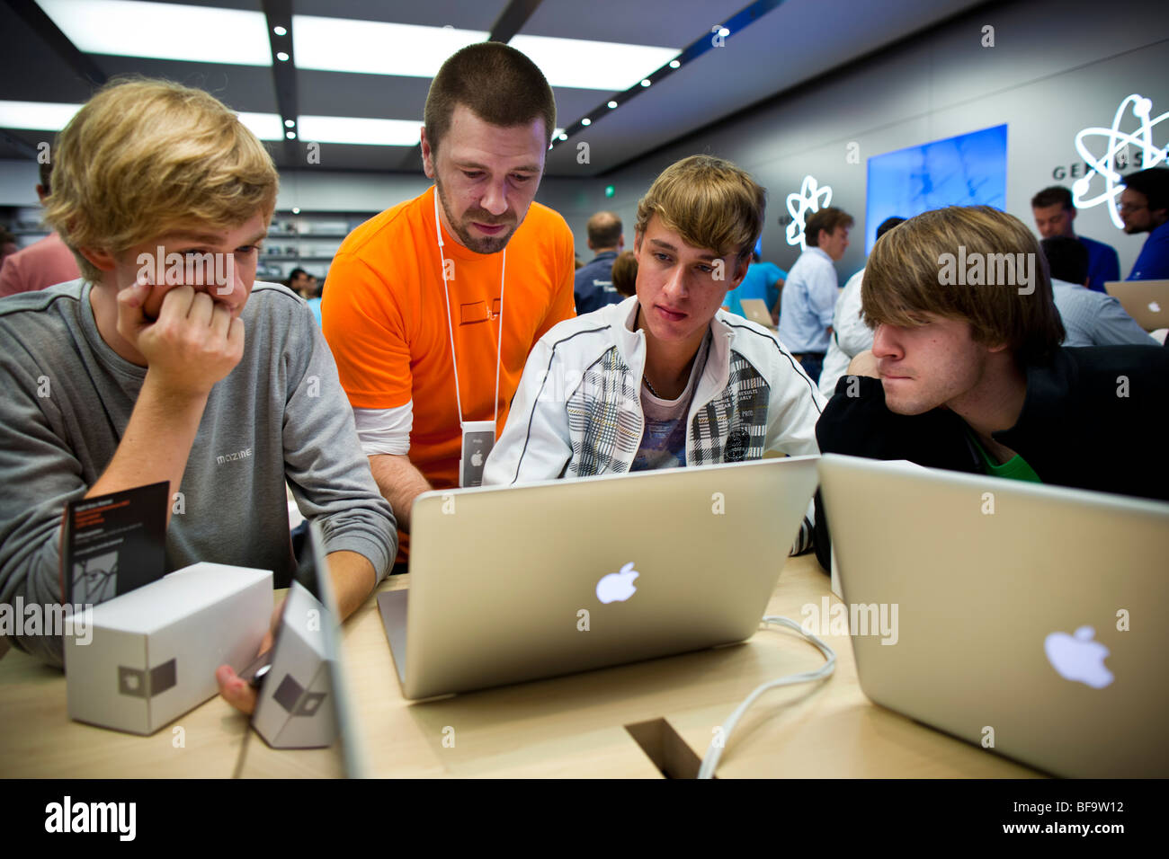 Zweiten deutschen Apple Store Eröffnung im Alstertal Einkaufszentrum in Hamburg, Deutschland. Stockfoto