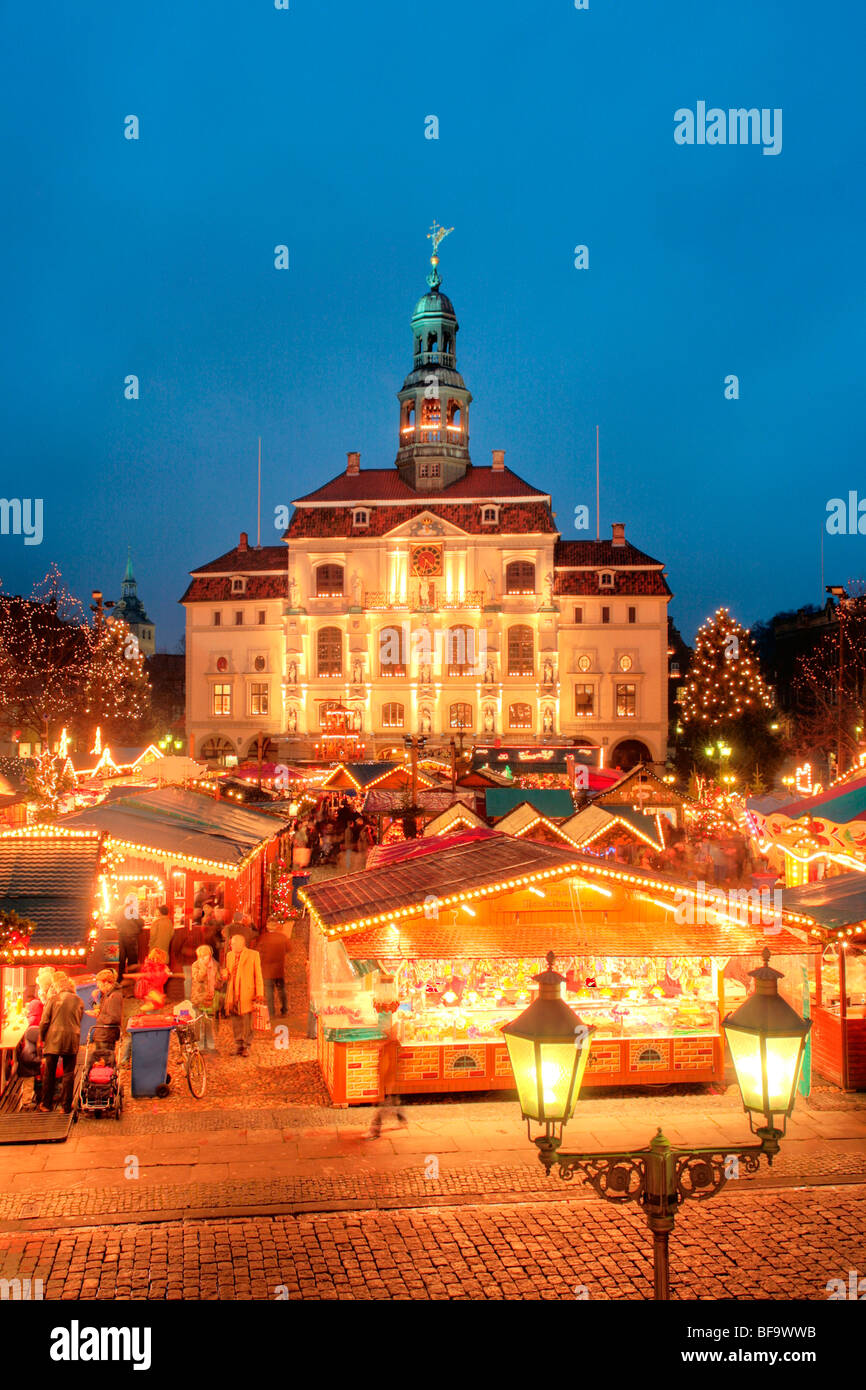 Weihnachtsmarkt vor der beleuchteten Rathaus Lüneburg, Niedersachsen, Deutschland Stockfoto