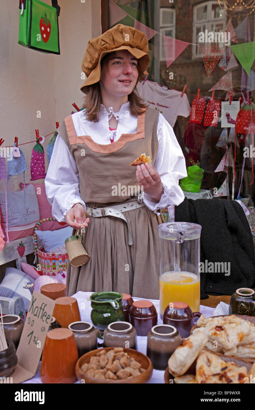 Verkäuferin in ein mittelalterliches fest in Lüneburg, Niedersachsen, Deutschland Stockfoto