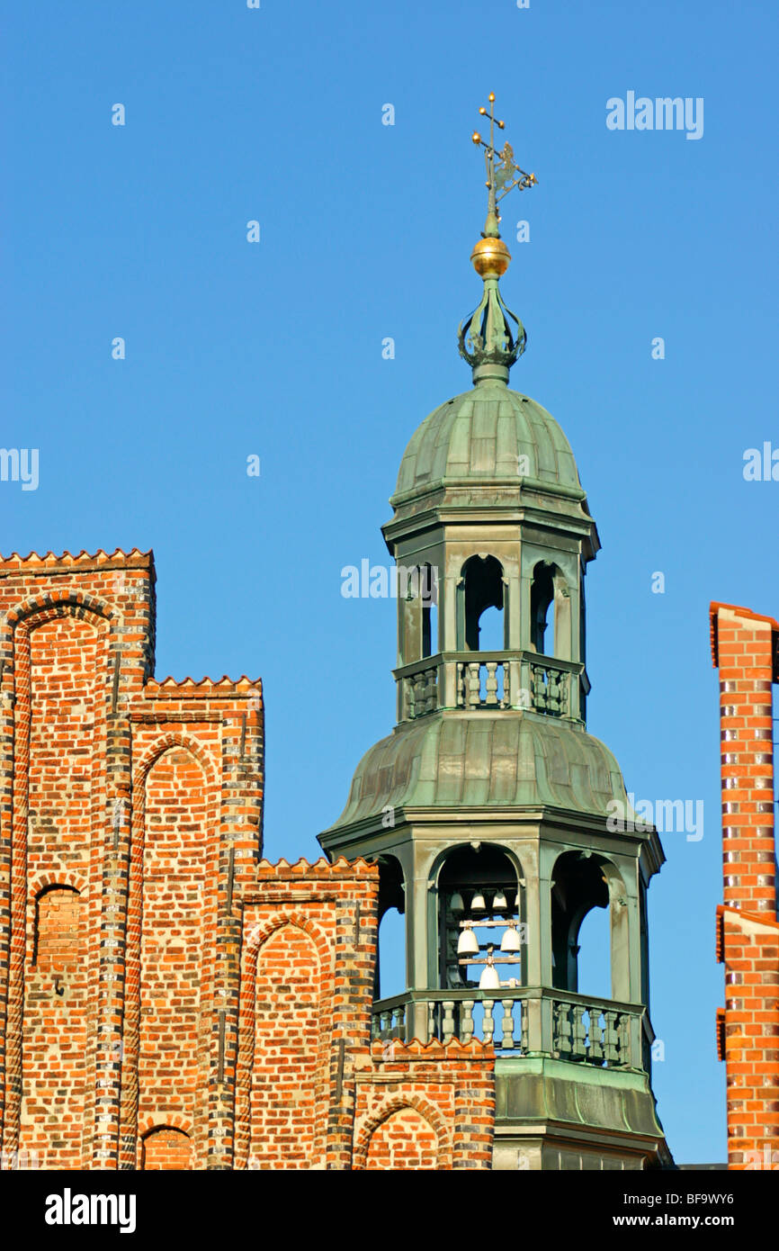 Glockenturm des Rathauses Lüneburg hinter einem typischen Giebel, Niedersachsen, Deutschland Stockfoto