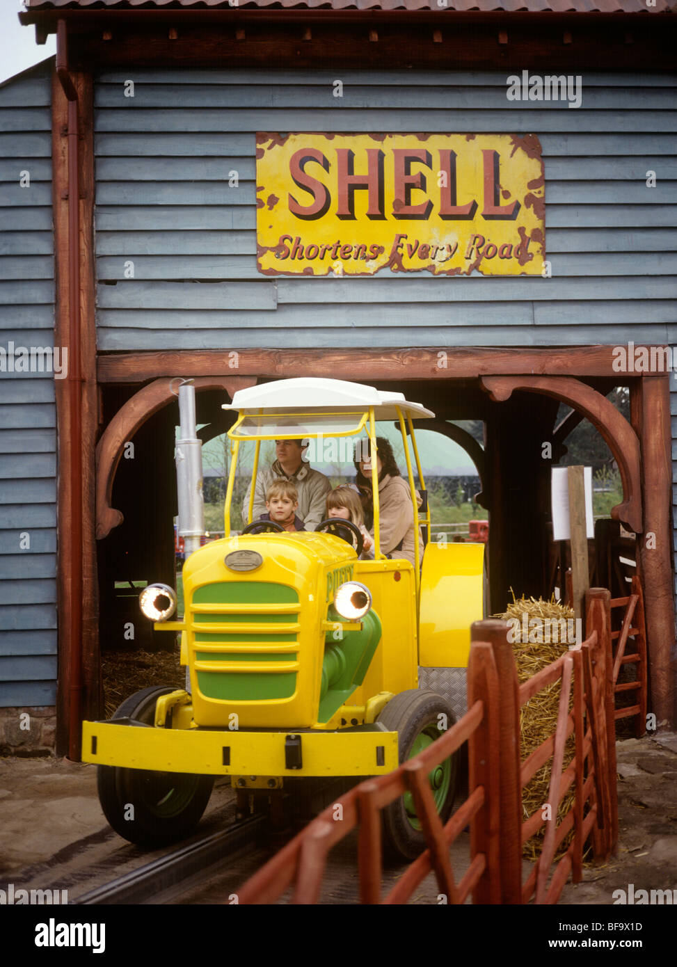 Großbritannien, England, Staffordshire, Alton Towers, Flynn-Familie auf der Kinder Traktor Bauernhof Reiten Stockfoto