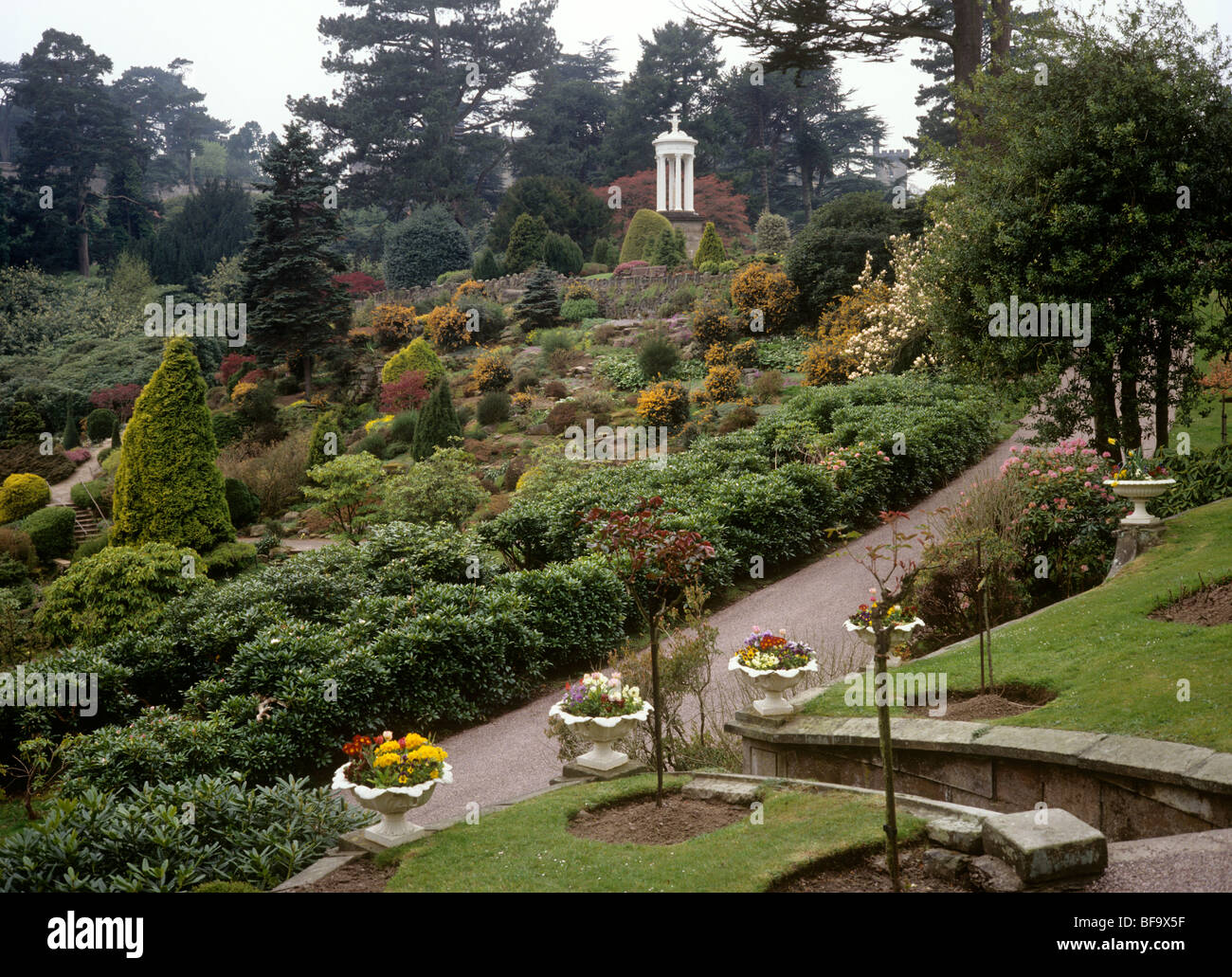 Alton Towers, Staffordshire, England, UK Gärten, weiße Denkmal für 15. Stockfoto