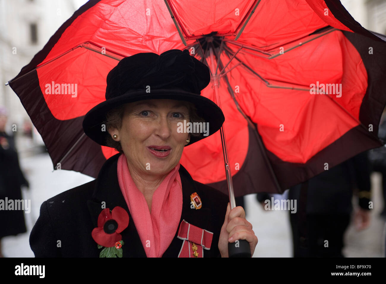 Kriegswitwen und Freunde versammelten sich an der Kenotaph in der jährlichen Akt der Erinnerung für diejenigen die in Kriegen getötet Stockfoto
