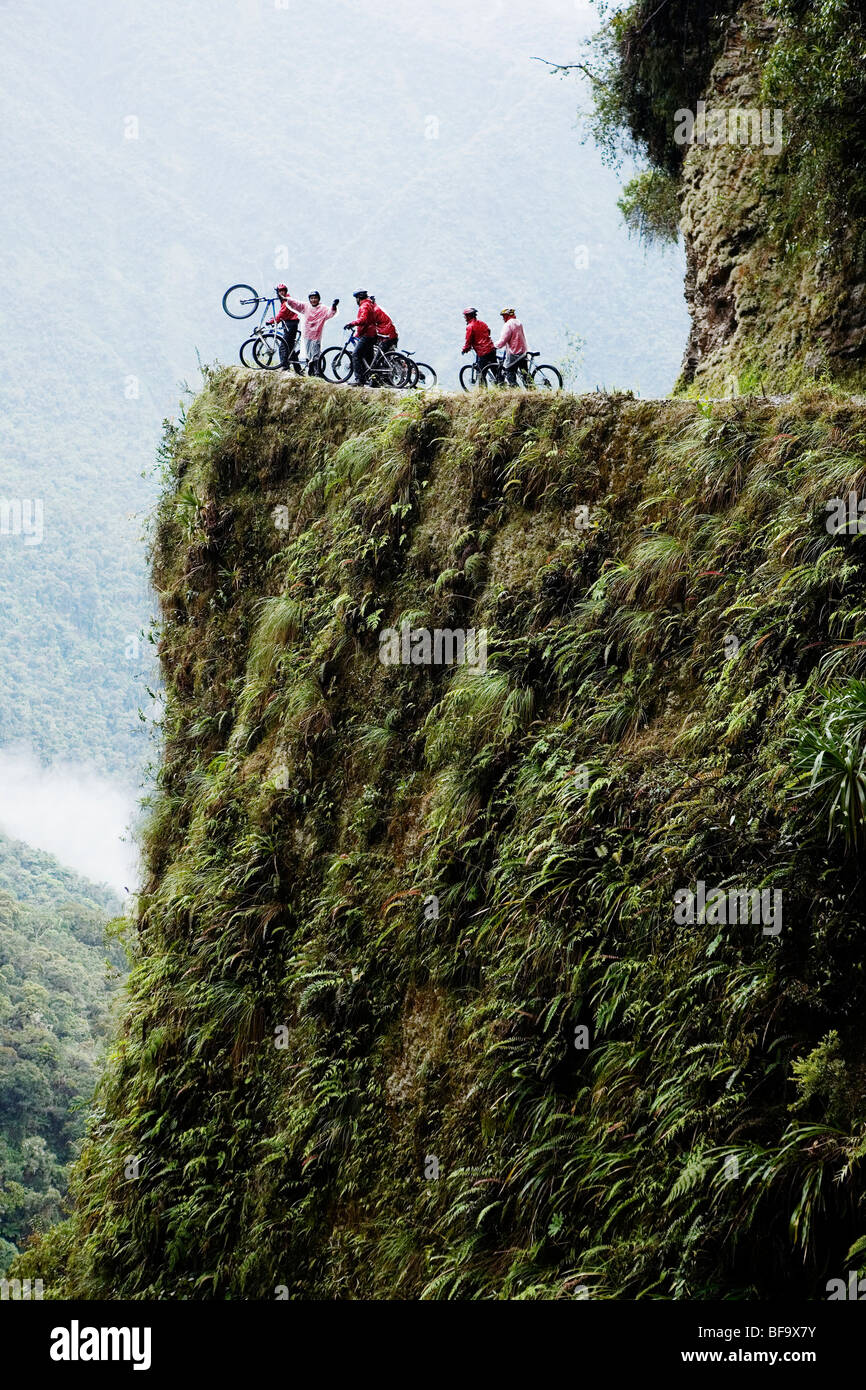 Mountain Biker-Gruppe genießen eine Abfahrt auf der Death Road in der Nähe von La Paz, Bolivien. Stockfoto