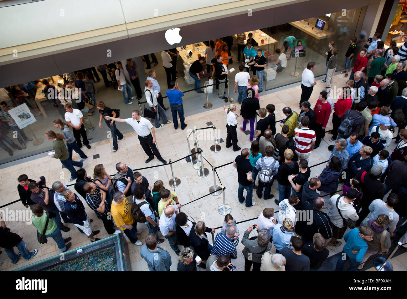 Zweiten deutschen Apple Store Eröffnung im Alstertal Einkaufszentrum in Hamburg, Deutschland. Stockfoto