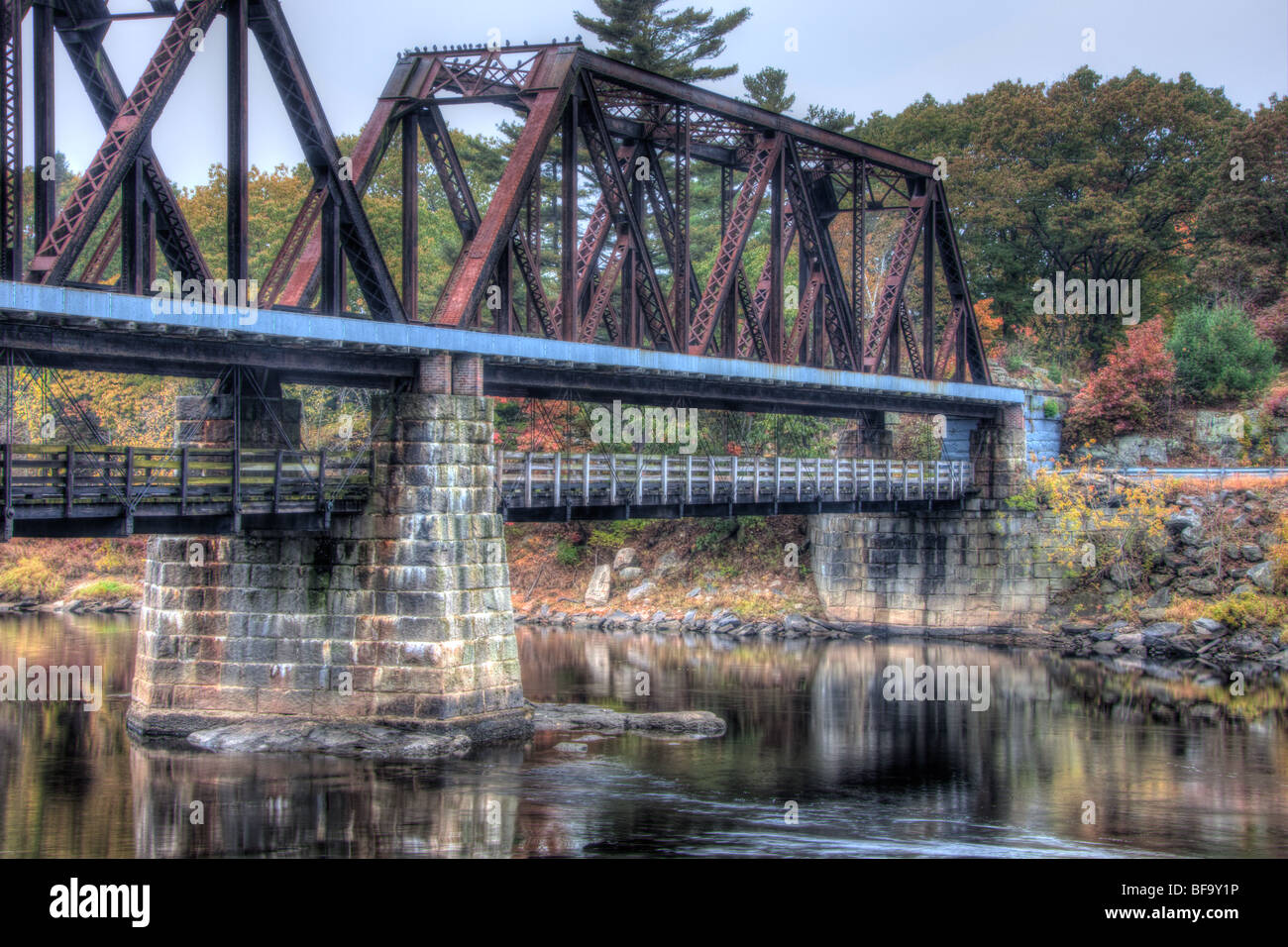 Die historische freie schwarze Brücke, durch Fachwerk Pin verbunden Brücke überspannt die Androscoggin River auf der Maine Central Railroad Stockfoto