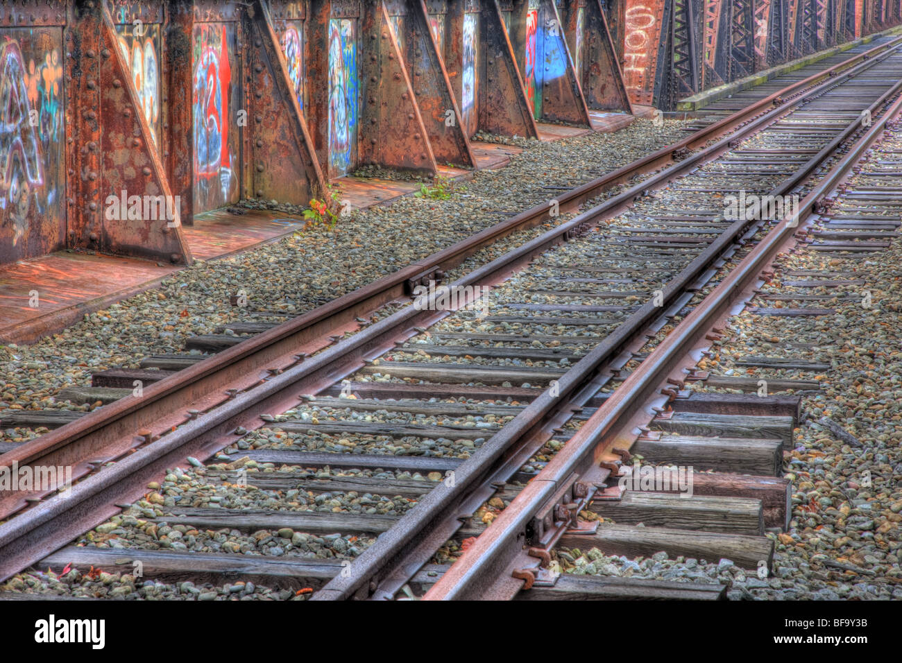 Eisenbahnschienen und Graffiti bedeckt Deck führt zu den historischen Free Black Bridge aus Braunschweig nach Topsham, Maine Stockfoto