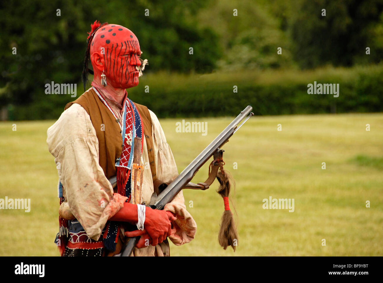 Indianer-Krieger mit Pistole Stockfoto