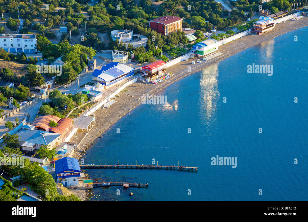 "Novyj Svit" reservieren (Krim, Ukraine) mit Sonnenreflektionen im azurblauen Meer Wasseroberfläche Stockfoto