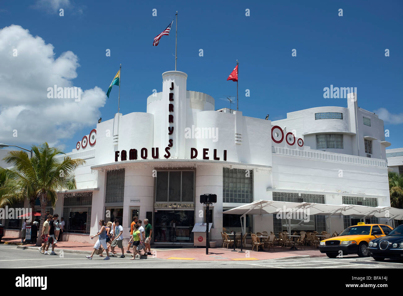 Jerry's berühmten Deli, Art déco-Gebäude, in der Collins Avenue, South Beach, Miami Beach, Florida, USA. Stockfoto