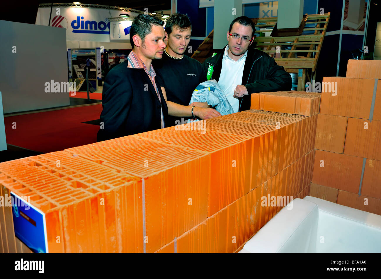 Paris, Frankreich, Geschäftstreffen, Baumaschinen-Messe, Batimat, Display mit isolierten Gebäudeteilern, globales Konzept für grüne Wirtschaft, Stockfoto