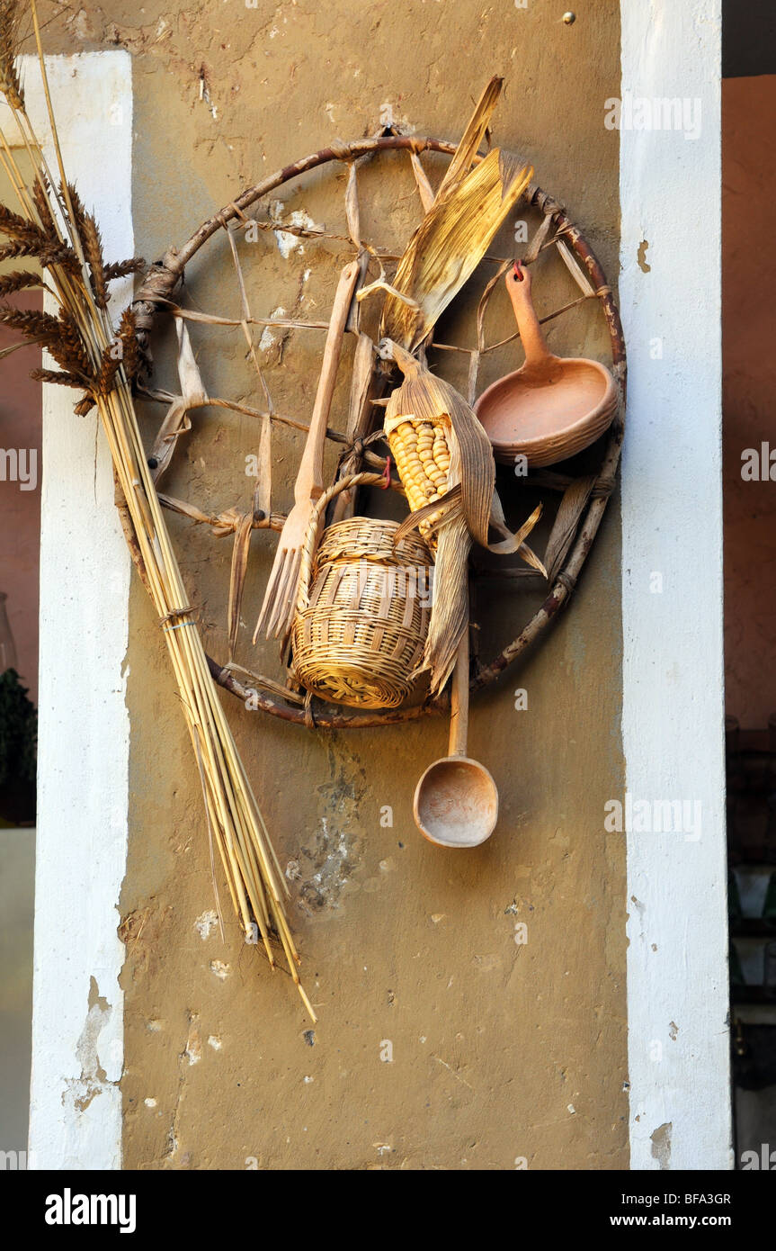 Wanddekoration mit Mais, Weizen und Handwerk in Cajabamba, Peru Stockfoto