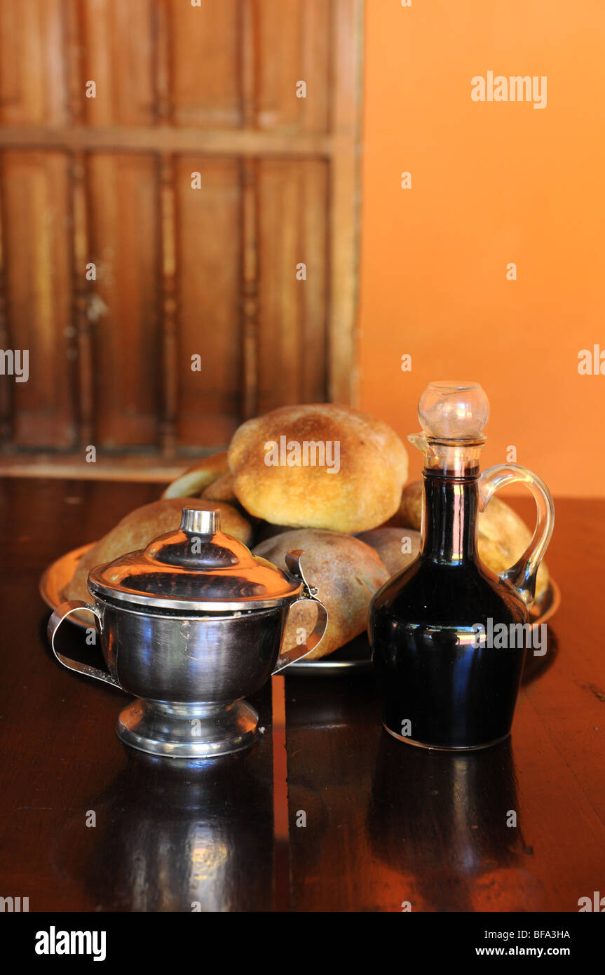 Stillleben mit Brot, Kaffee-Extrakt und Zucker Container. Traditionelles Frühstück in Cajabamba, Peru Stockfoto