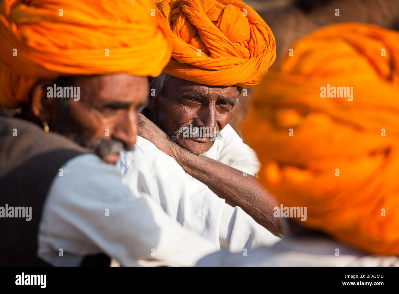 Rajput Männer sprechen auf der Camel Fair in Pushkar Indien Stockfoto