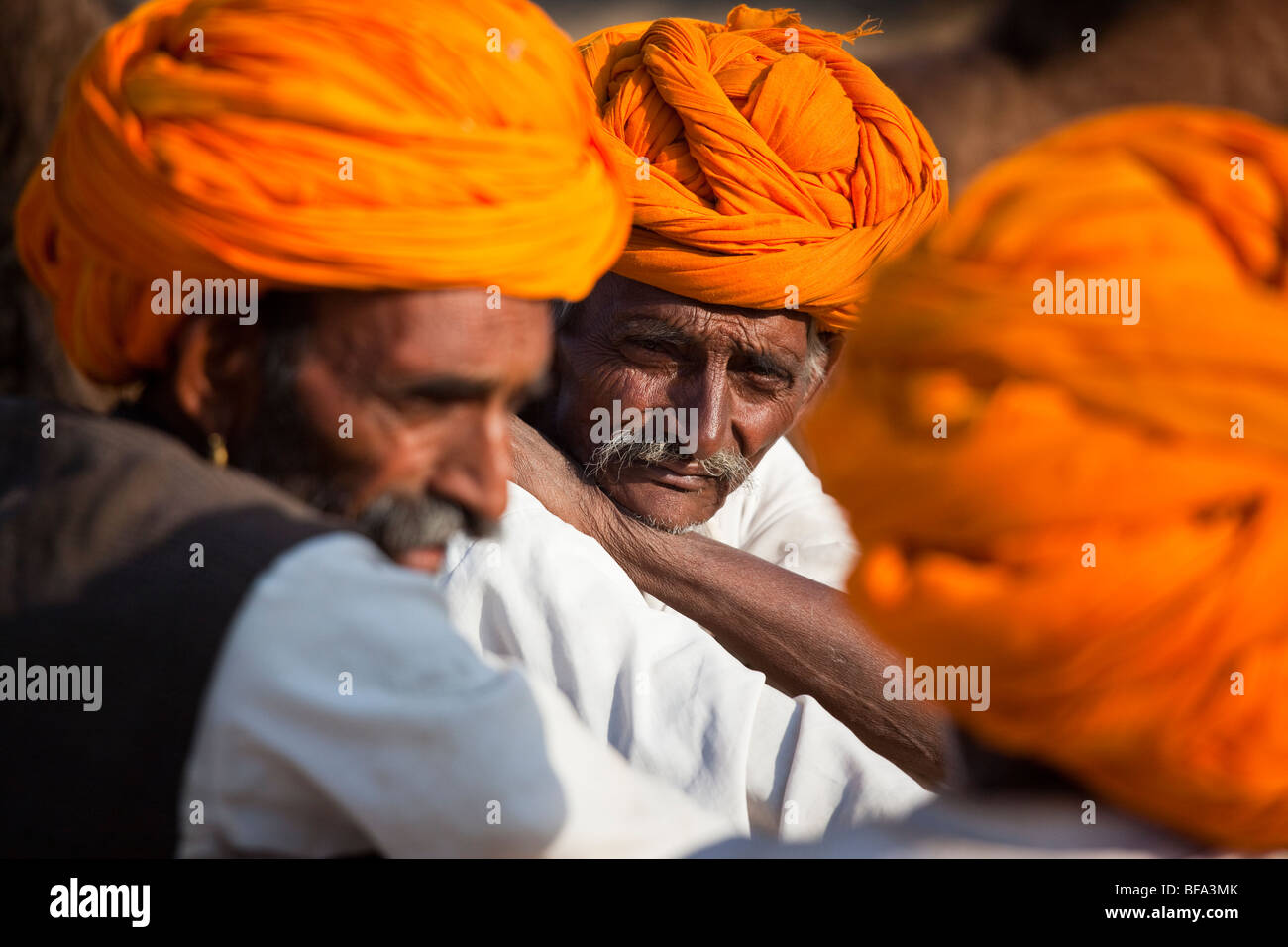 Rajput Männer sprechen auf der Camel Fair in Pushkar Indien Stockfoto