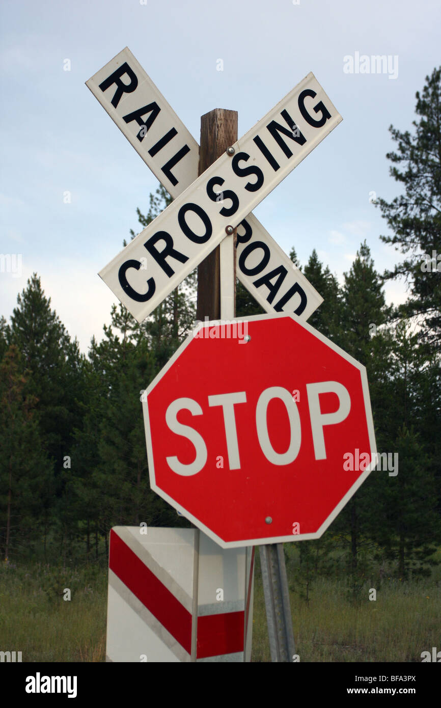 Stop-Schild und Bahnübergang unterzeichnen im ländlichen Norden von Idaho. Stockfoto