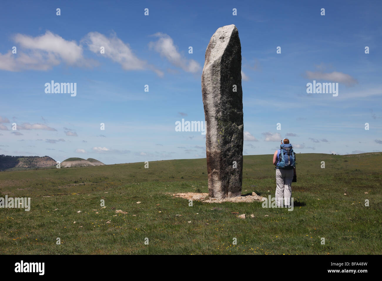 Walker stand neben einer neolithischen Menhir Lozere Cevennen Frankreich Stockfoto