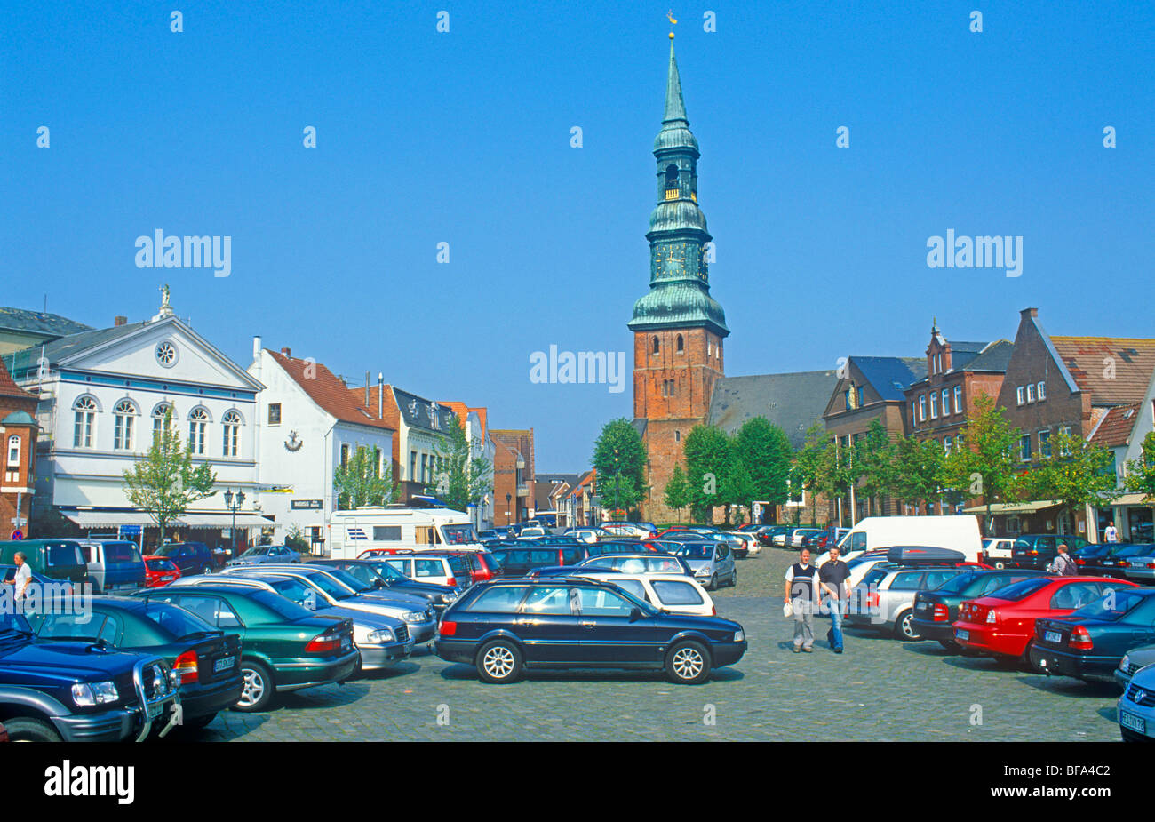 Marktplatz mit St.-Laurentius-Kirche, Tönning, Schleswig-Holstein, Deutschland Stockfoto