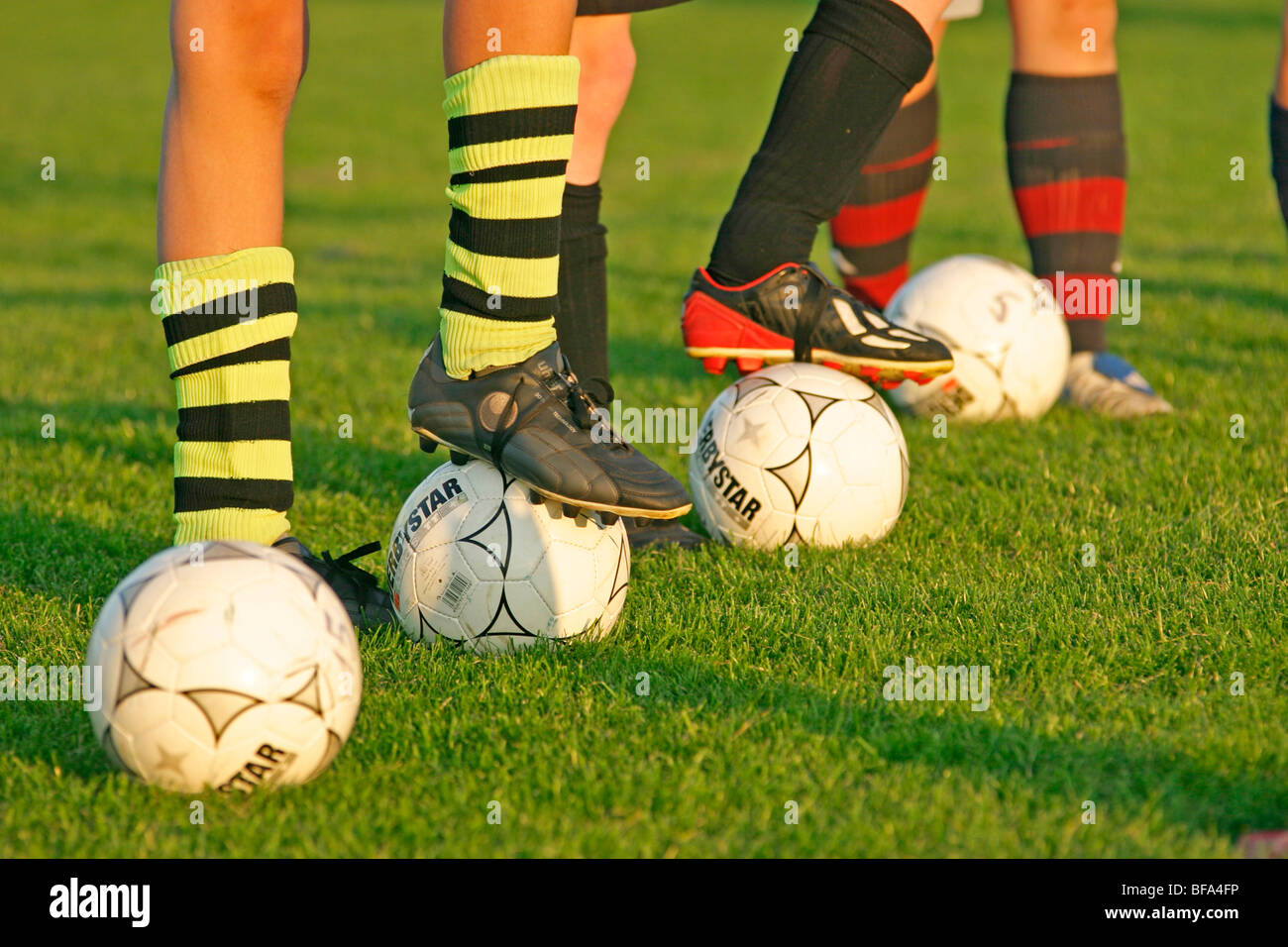 Beine des jungen im Teenageralter Fußball spielen Stockfoto