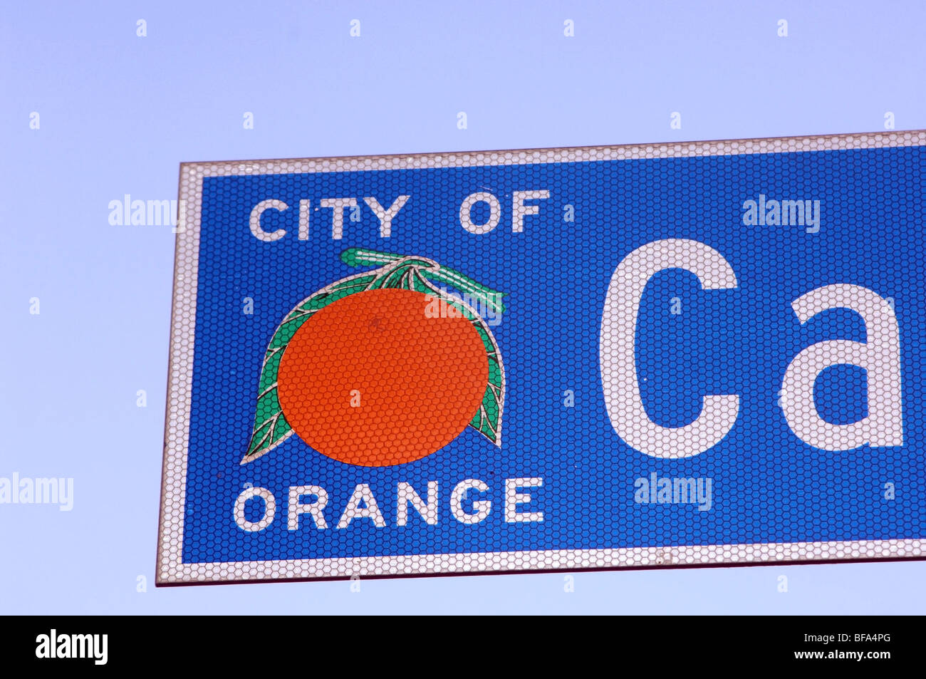 Straßenschild Detail zeigt die Stadt Orange und die Buchstaben CA. Stockfoto