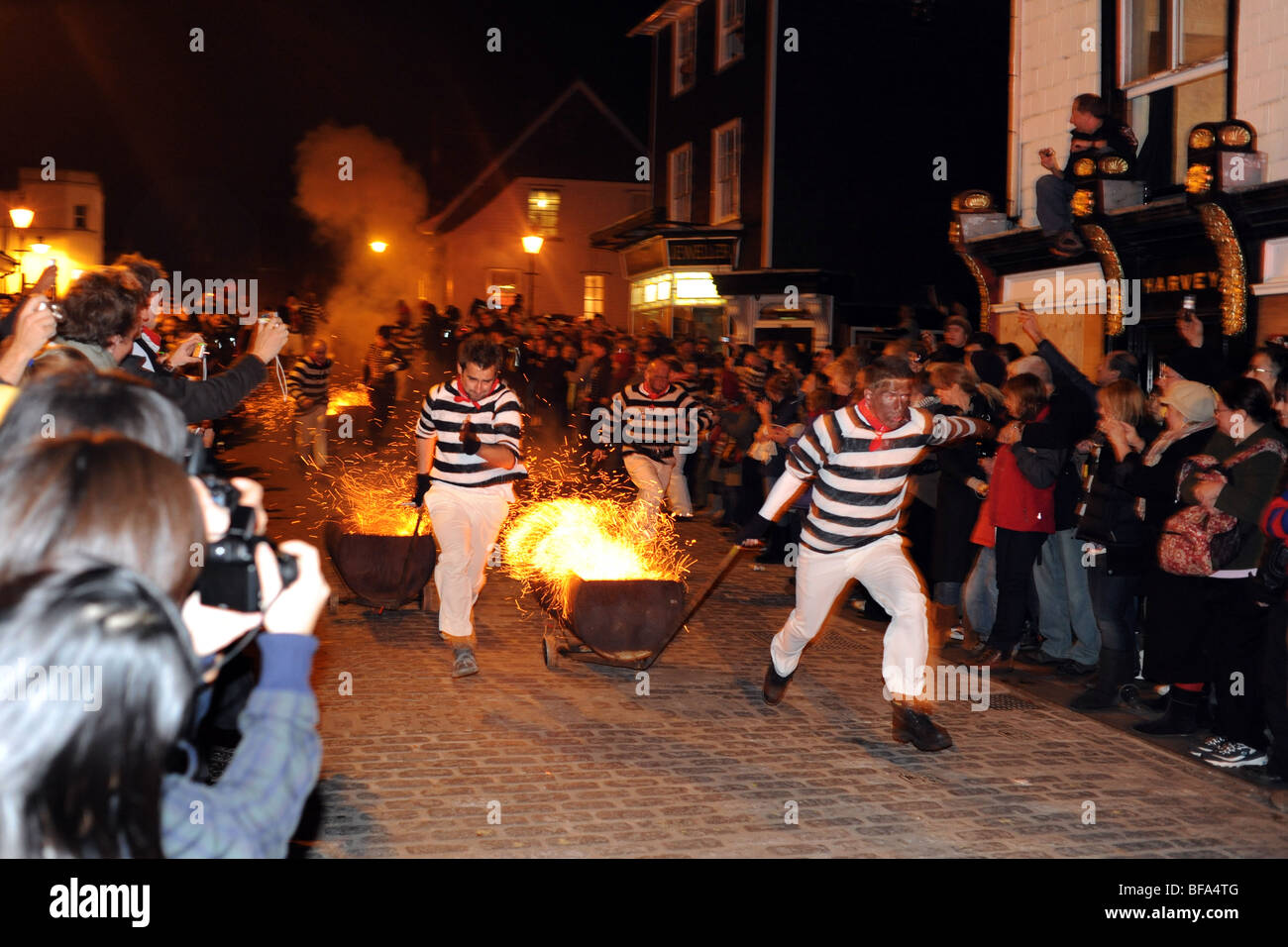 Die Lewes Bonfire Night Party feiern darunter brennenden Fass von Cliffe Bonfire Gesellschaft laufen Stockfoto