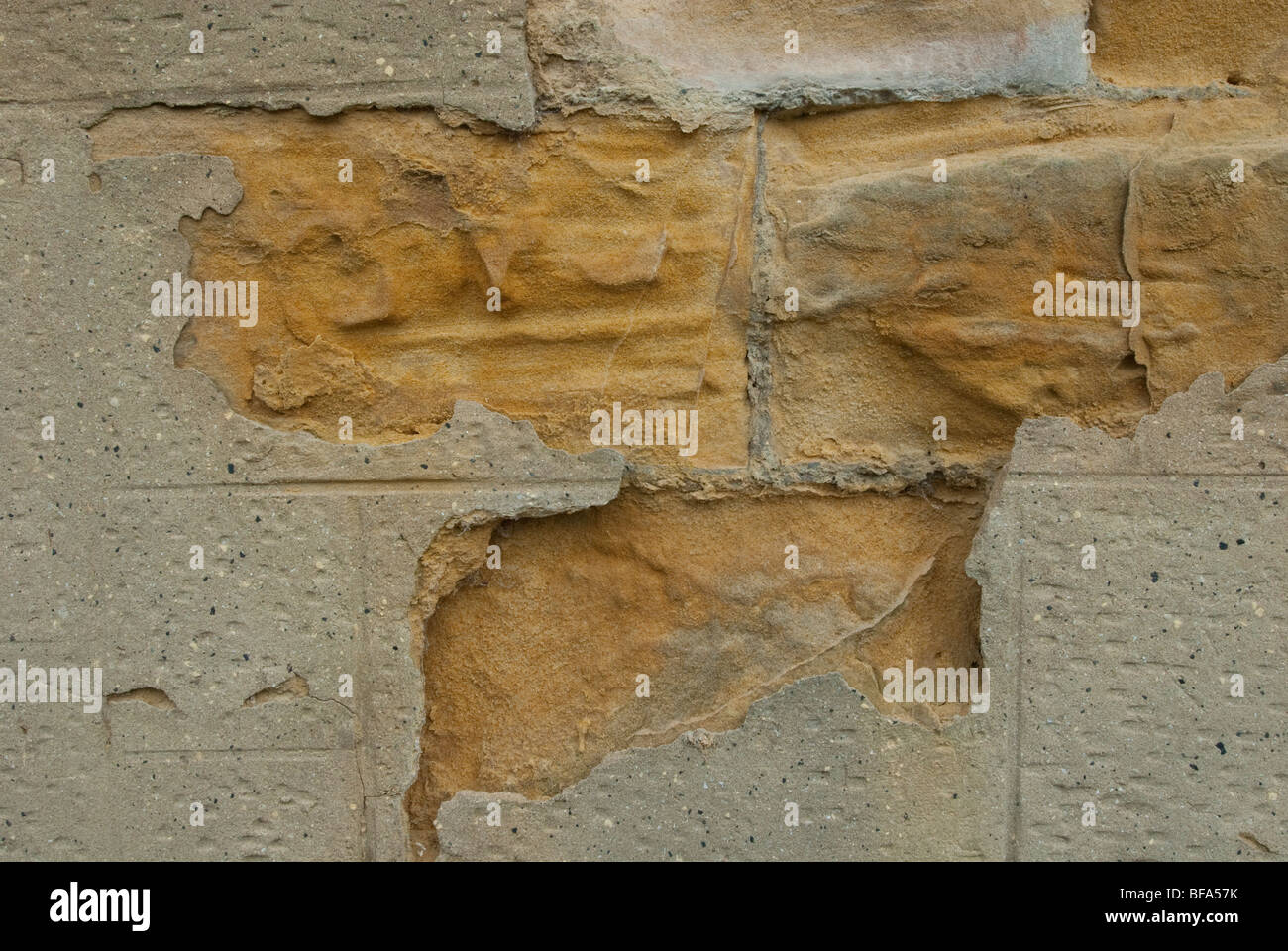 Sandsteinwand zeigt Korrosion durch den sauren Regen Stockfoto