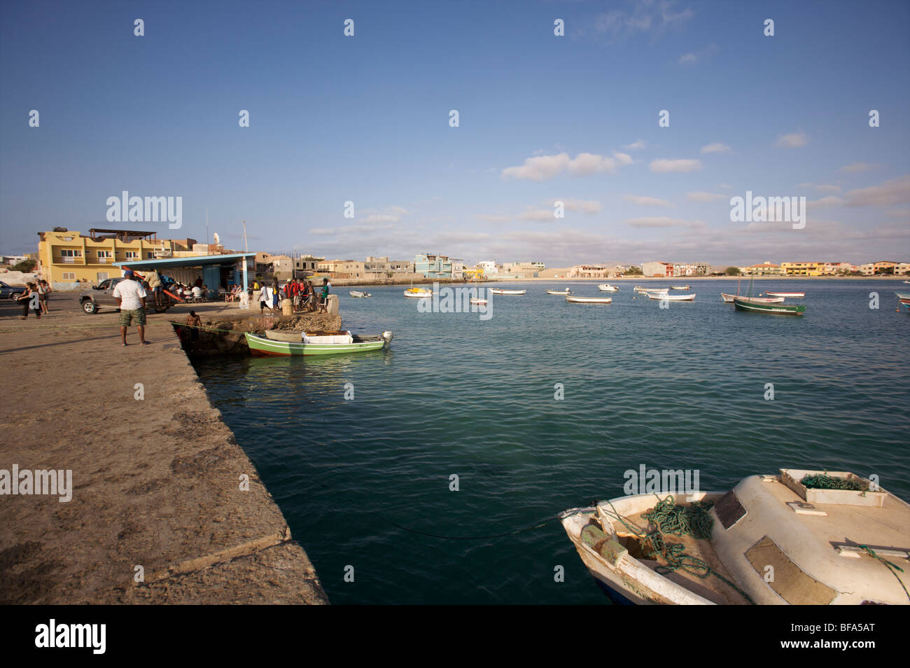 Am Hafen von Sal Rei, Capitale von Boa Vista, Kap Verde Stockfoto