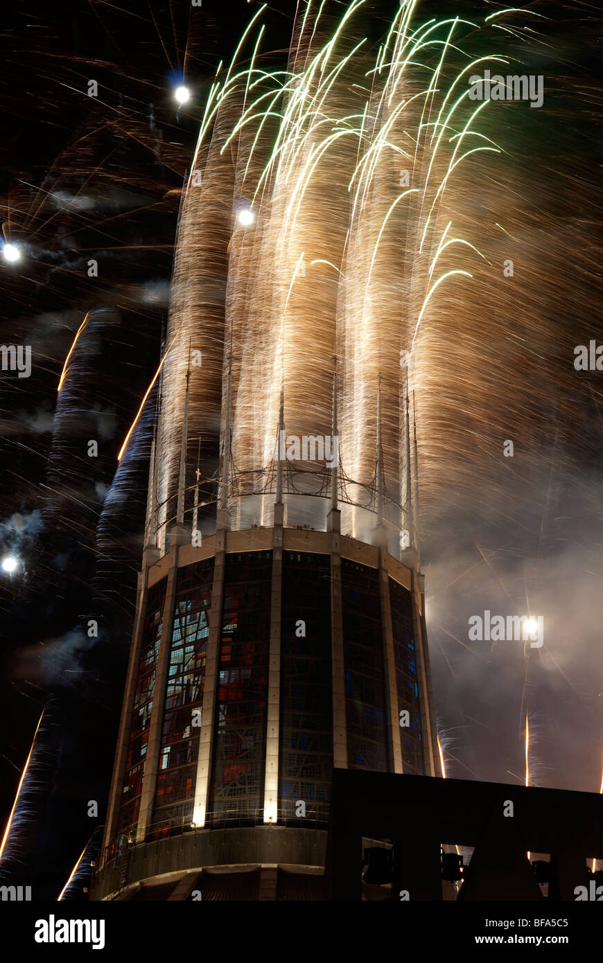 Liverpool Metropolitan Kathedrale von Christ der König von Feuerwerk beleuchtet Stockfoto