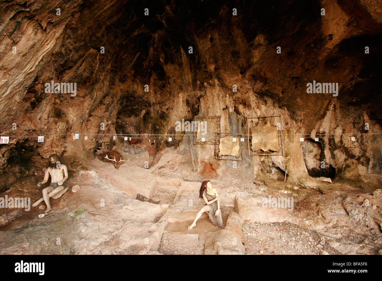 Israel, Mount Carmel. Kamel-Höhle, die eine Ausstellung hat der Werkzeuge während der Periode von Mousterian Kultur Stockfoto