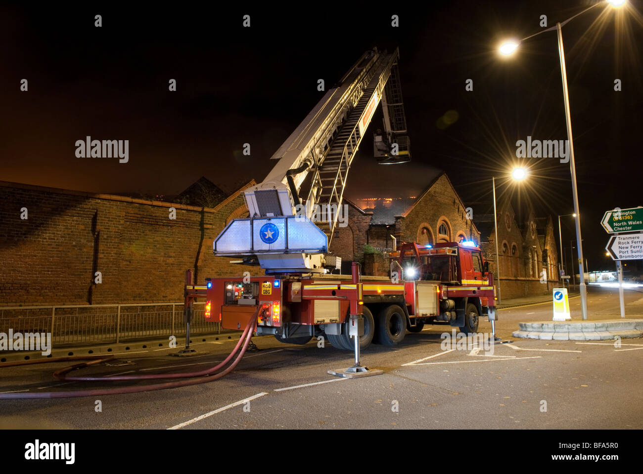 Hydraulik-Service-Plattform in der Nacht bei Fabrik Feuer Feuer Stockfoto