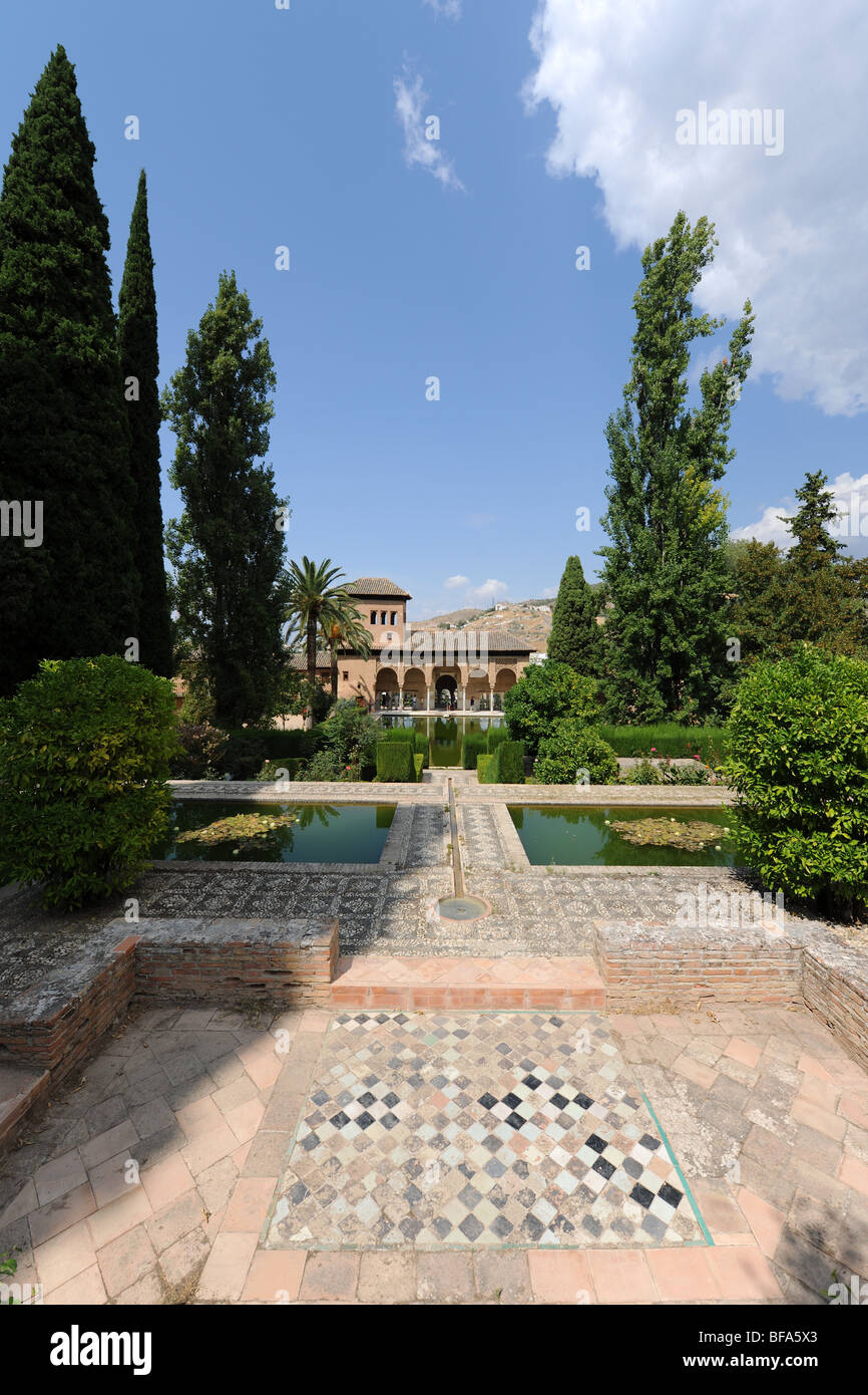 Blick vom Partal Gärten zum Tower of The Ladies, Partal, der Alhambra, Granada, Andalusien, Spanien Stockfoto