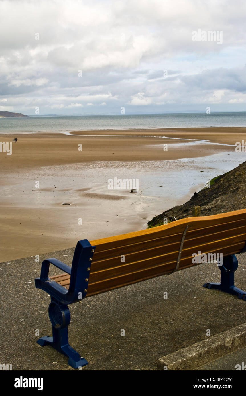 Ein freier Platz mit Blick auf Strand von Saundersfoot an einer ruhigen späten Sommernachmittag. Stockfoto