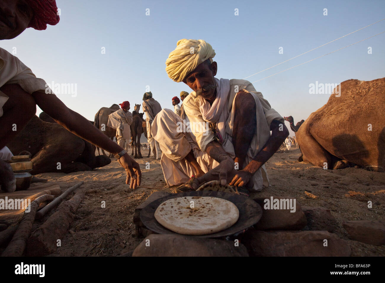 Rajput Mann, Chapati auf der Camel Fair in Pushkar Indien Stockfoto