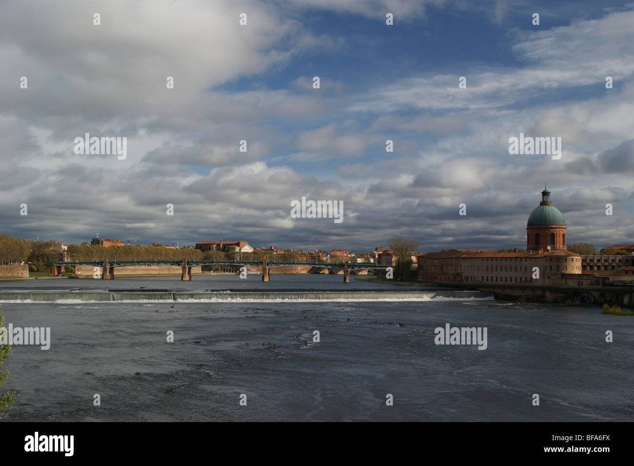 Fluss Garonne, Toulouse: Bazacle Wehr Wasserkraftwerk, Dome De La Grave Haute-Garonne, Midi - Pyréneés, Occitanie, Frankreich Stockfoto