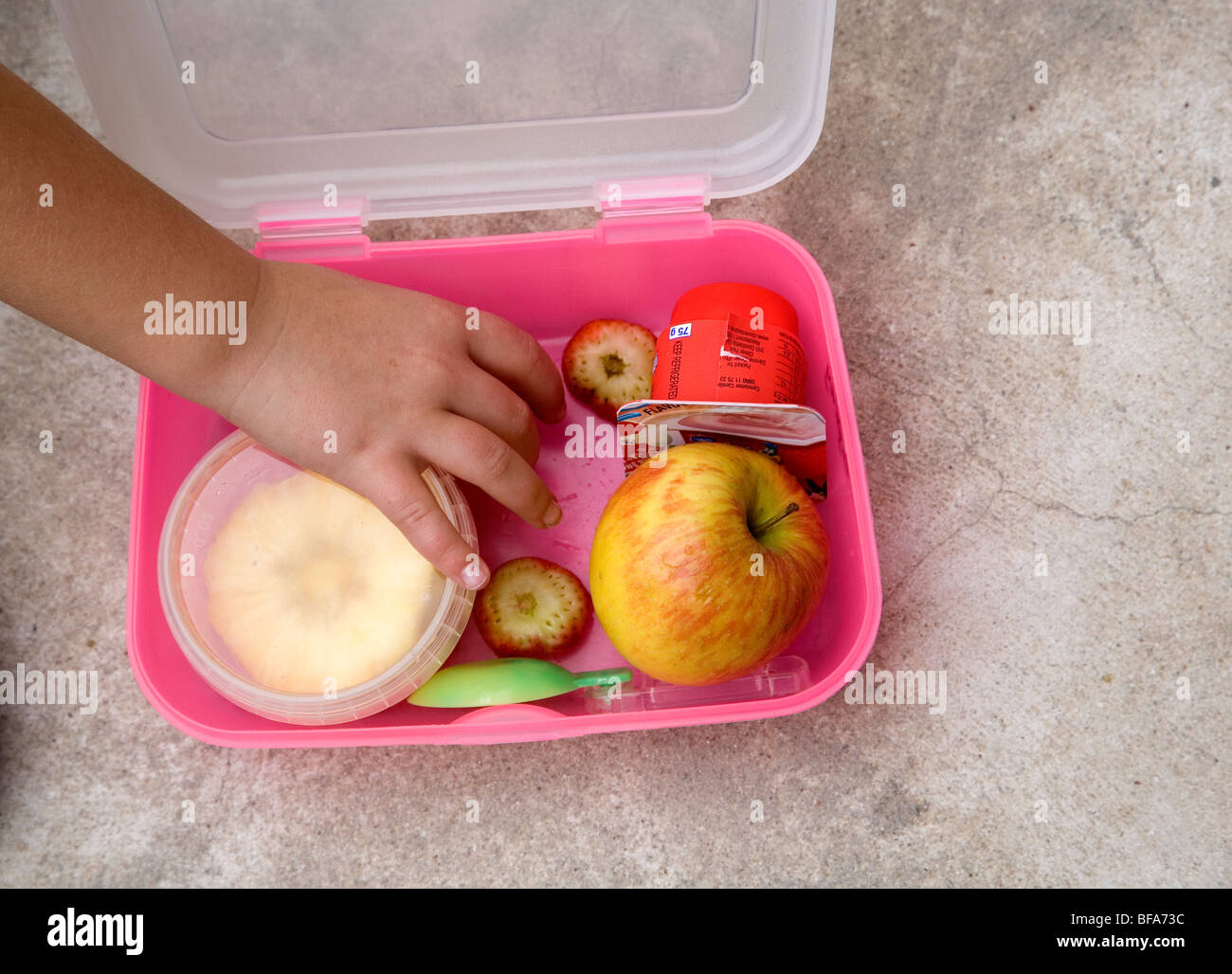 Schule Lunchpaket - gesundes Obst und Joghurt Stockfoto