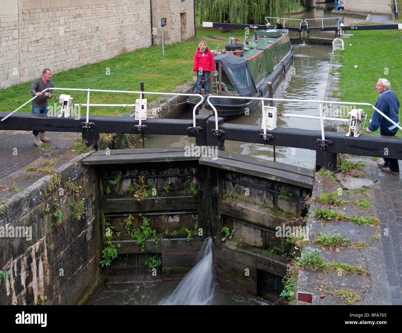 Öffnen die Schleusen für ein Schiff bei Bad untere sperrt auf der Kennet und Avon Kanal im Bad Stockfoto