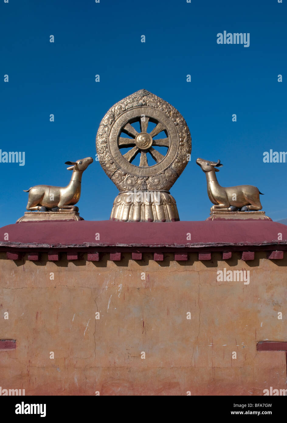 Zwei Hirsche sitzen auf beiden Seiten des Dharma-Rades auf dem Dach des Jokhang Tempel in Lhasa-Tibet Stockfoto