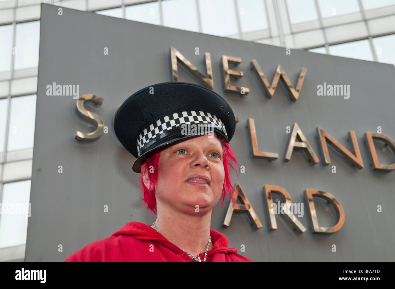 Fotografen protestieren gegen Gesetz, das Fotografieren Polizei ein Verbrechen bei Scotland Yard. Frau in Polizei Mütze und SD Yard sign Stockfoto
