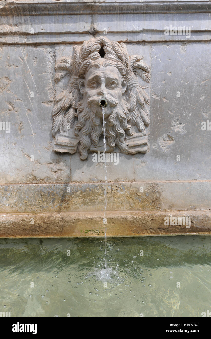 Pilar Carlos 5, Charles V Fountain (entworfen von Pedro Machuca) am Eingang der Alhambra, Granada, Andalusien, Spanien Stockfoto