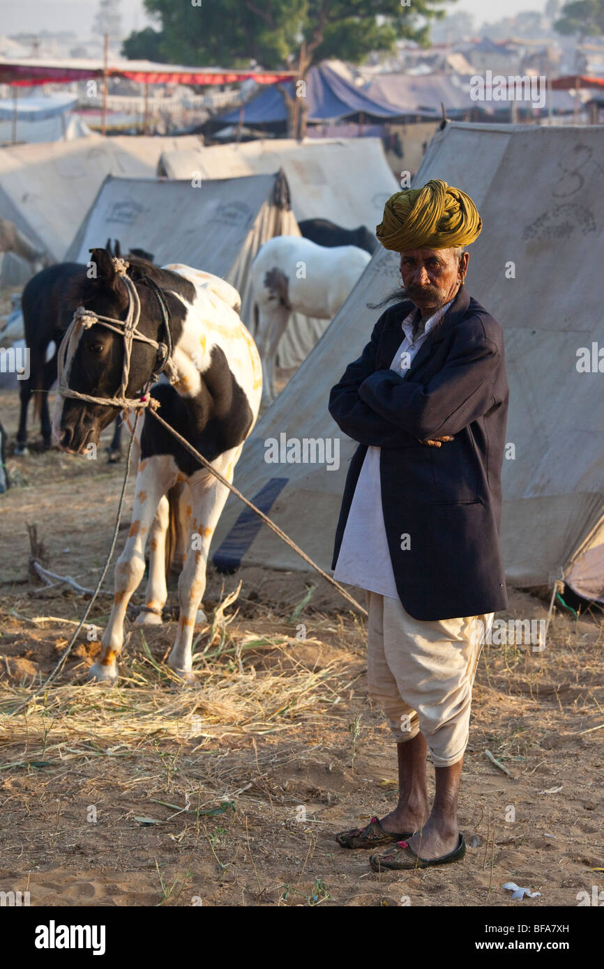 Rajput-Mann und sein Pferd auf der Camel Fair in Pushkar Indien Stockfoto