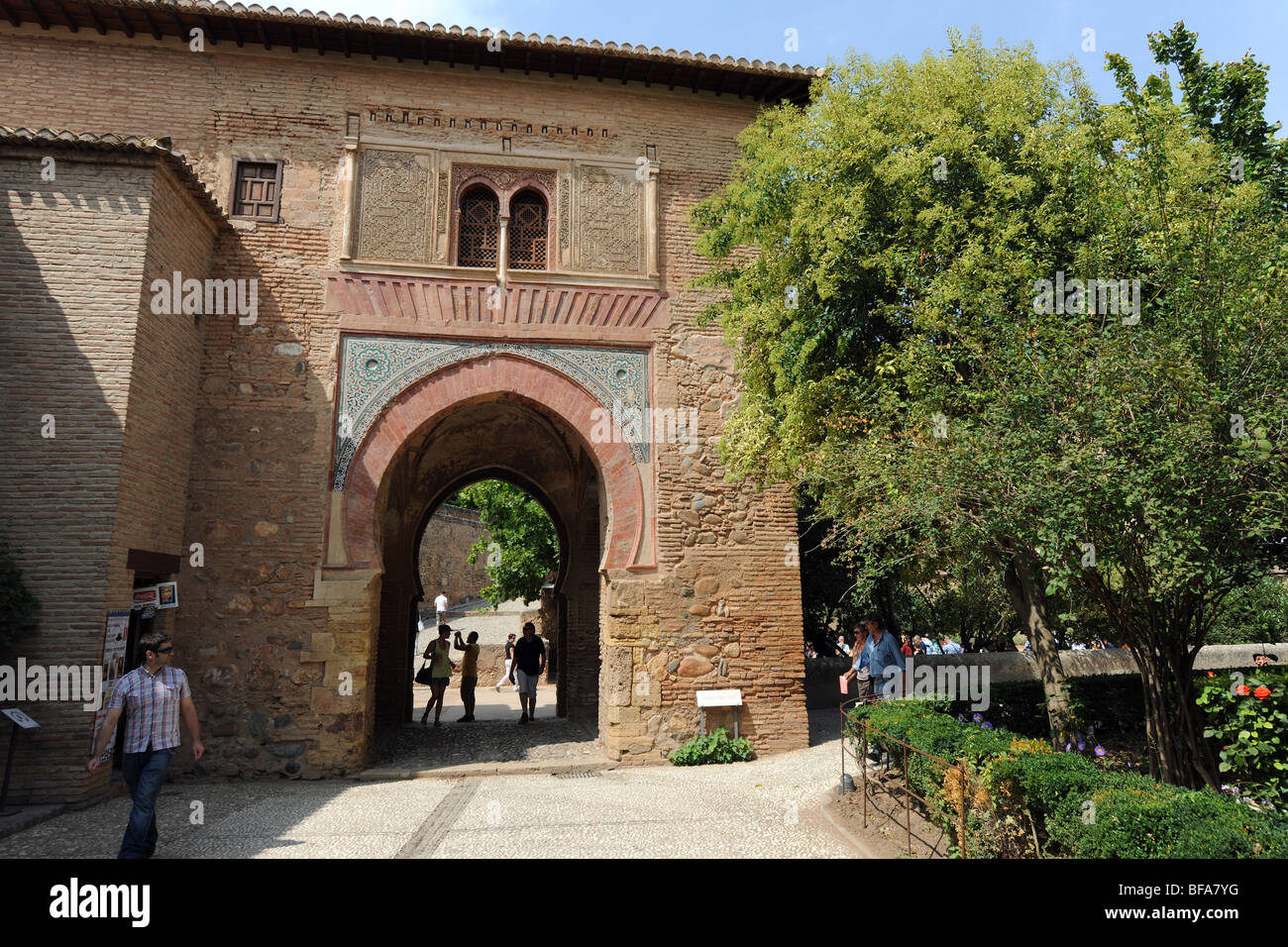 Die Ostfassade des The Wine Gate (Puerta del Vino) der Alhambra, Granada, Andalusien, Spanien Stockfoto