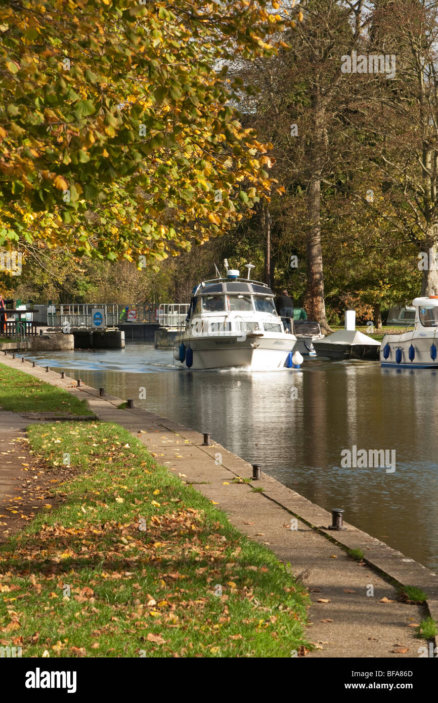 Vergnügungsschiff verlassen Hurley Sperre auf der Themse in Berkshire, Großbritannien Stockfoto