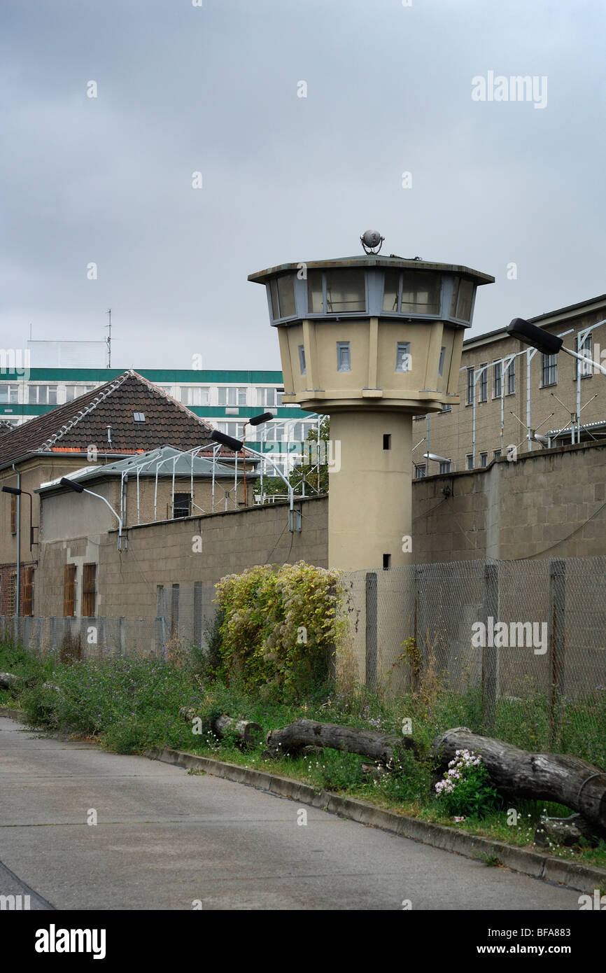 Berlin. Deutschland. Gedenkstätte Hohenschönhausen. Aussichtsturm auf dem Umfang der ehemaligen STASI-Gefängnis. Stockfoto