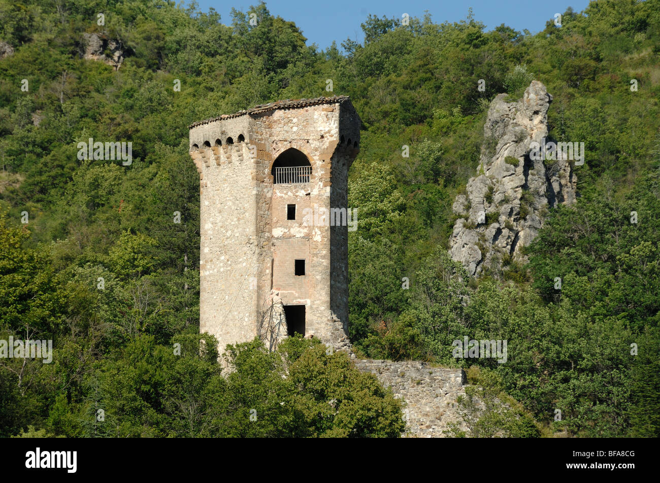Mittelalterliche Verteidigung, Verteidigung oder Steinturm, Teil der alten Stadtmauer von Castellane, Verdon Park, Alpes-de-Haute-Provence Frankreich Stockfoto
