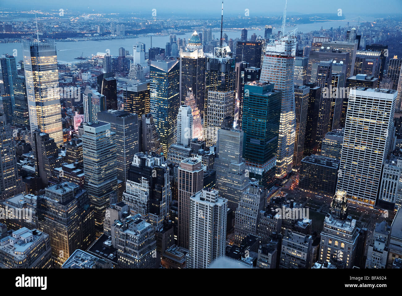 Abends Blick auf Times Square, das Empire State Building, Manhattan, New York City, USA Stockfoto