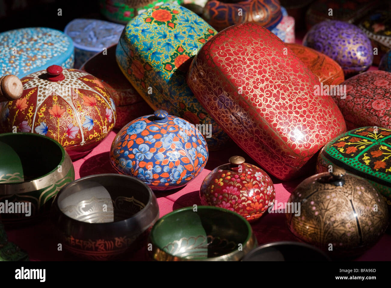 Boxen in einem Souvenir shop in Pushkar Indien Stockfoto