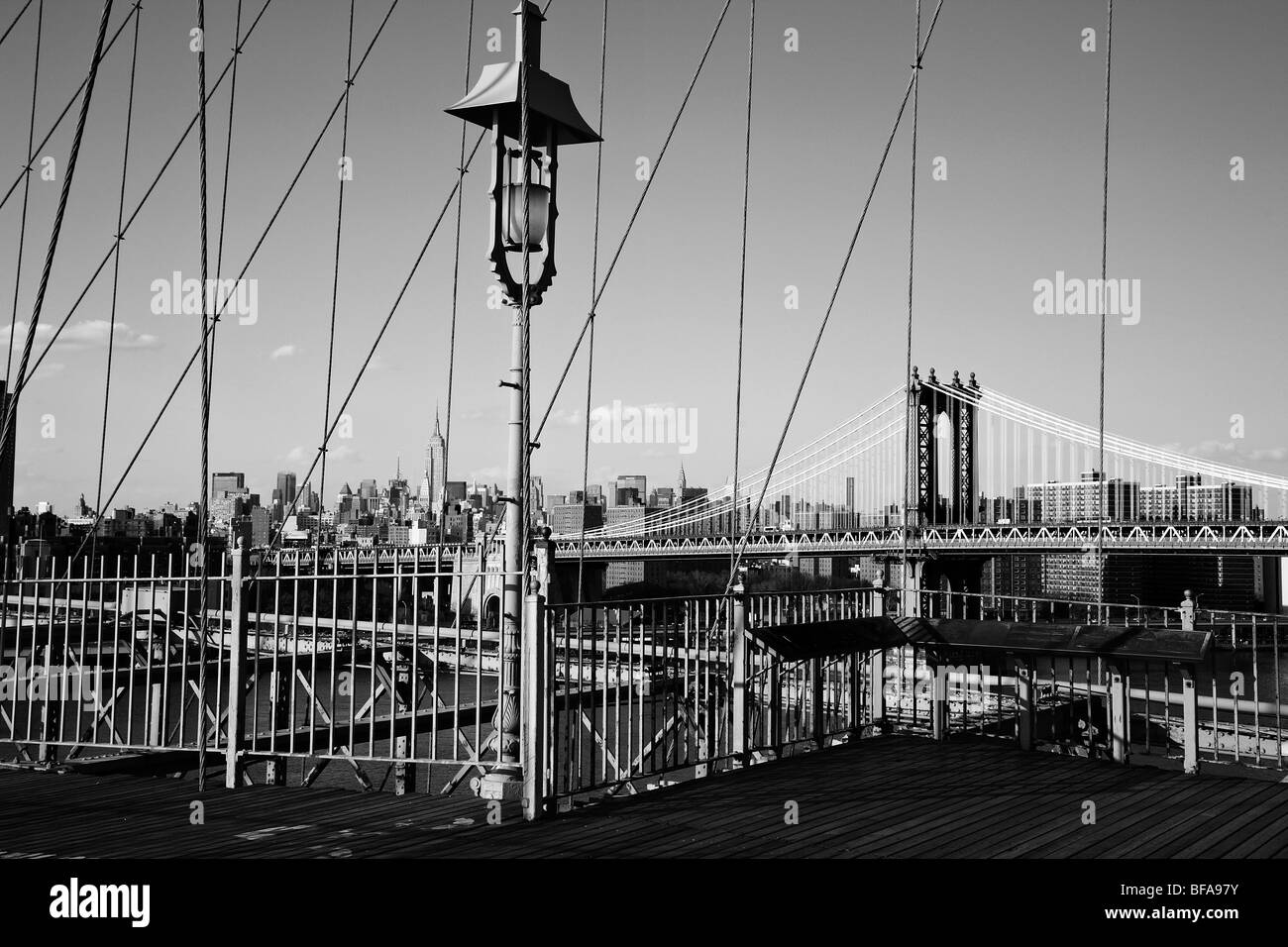Blick vom Brooklyn Bridge in Richtung Mitte Zentrum Manhattans und Manhattan Bridge, New York, USA Stockfoto