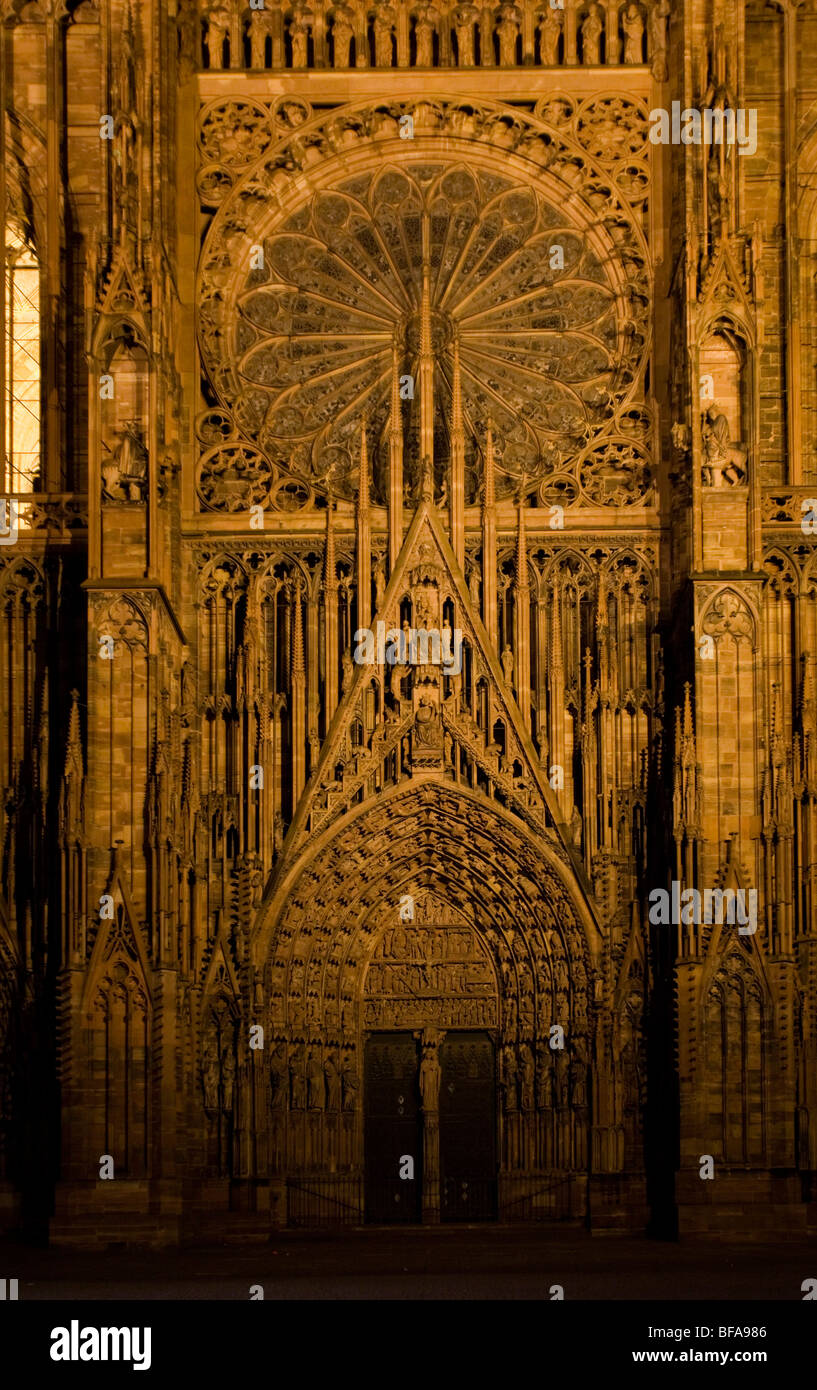 Straßburg Cathedrale de Notre Dame, vor dem Eingang, nachts beleuchtet. Alsace france.099734_Strasbourg Stockfoto