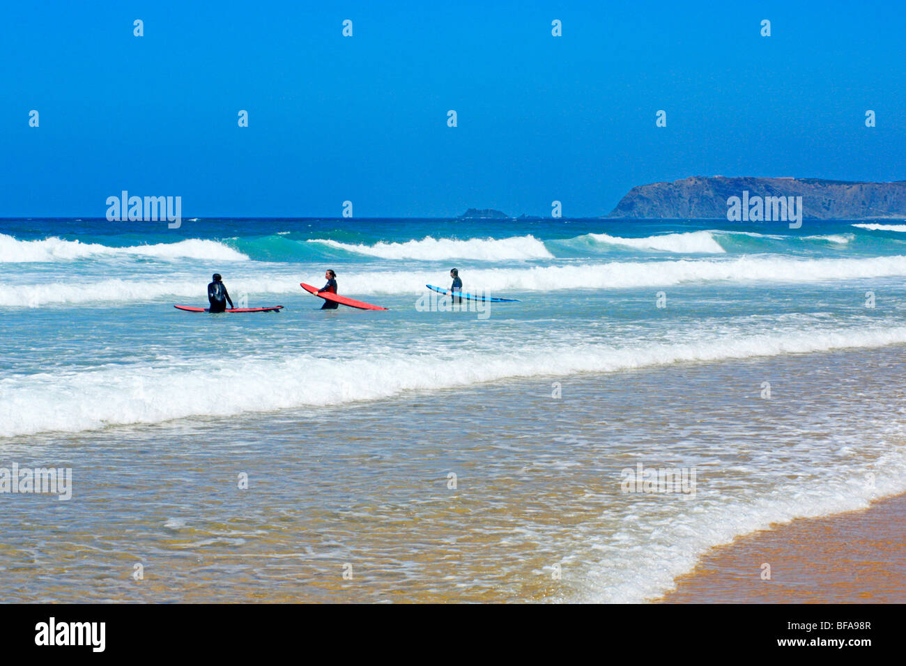 Surfer am Strand von Vale de Figueira, Costa Dourada, Atlantikküste, Portugal Stockfoto